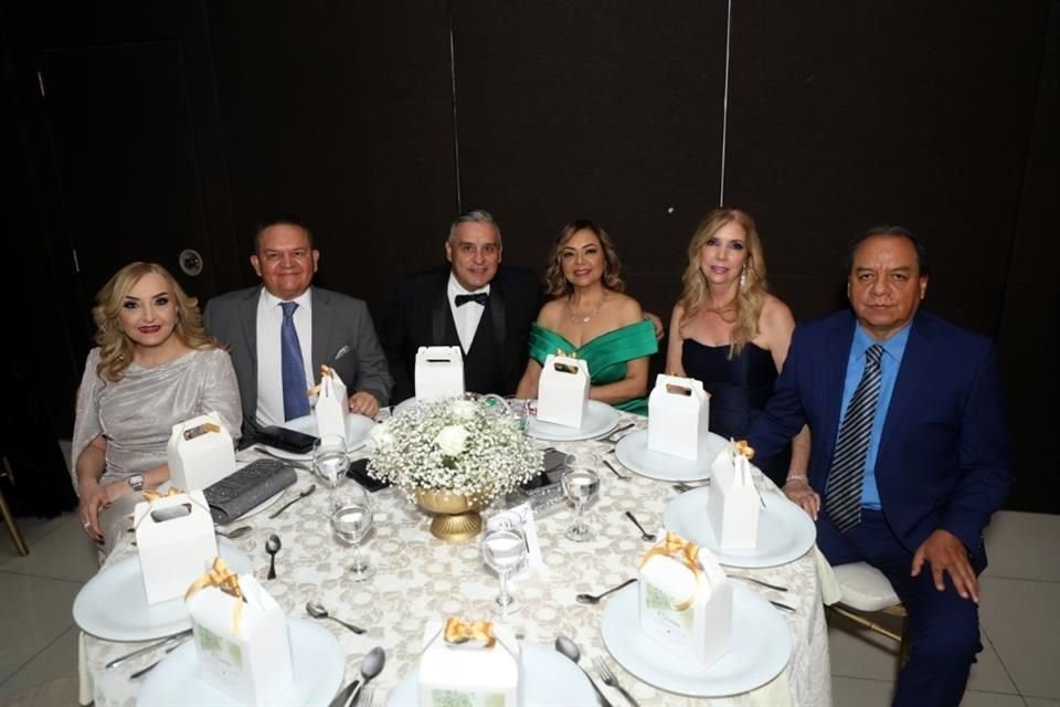 Juany Olivares, Benito Caballero, Alejandro Vega, Mirna Hernández, Rosy Cisneros y Sergio Pérez