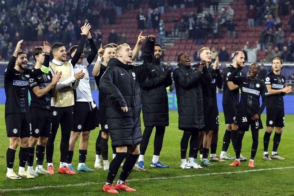 Al final, los locales se despidieron de esta manera de su afición.