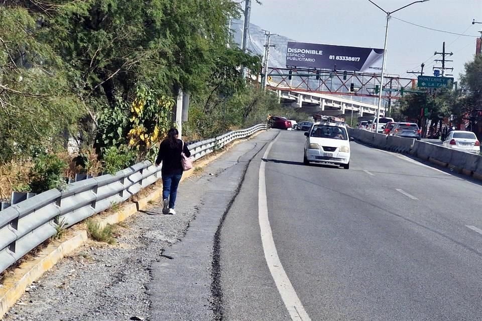 La ausencia de banquetas se registra en algunos tramos de Morones Prieto, entre la Autopista a Saltillo y el Puente San Isidro, en el municipio de Santa Catarina.