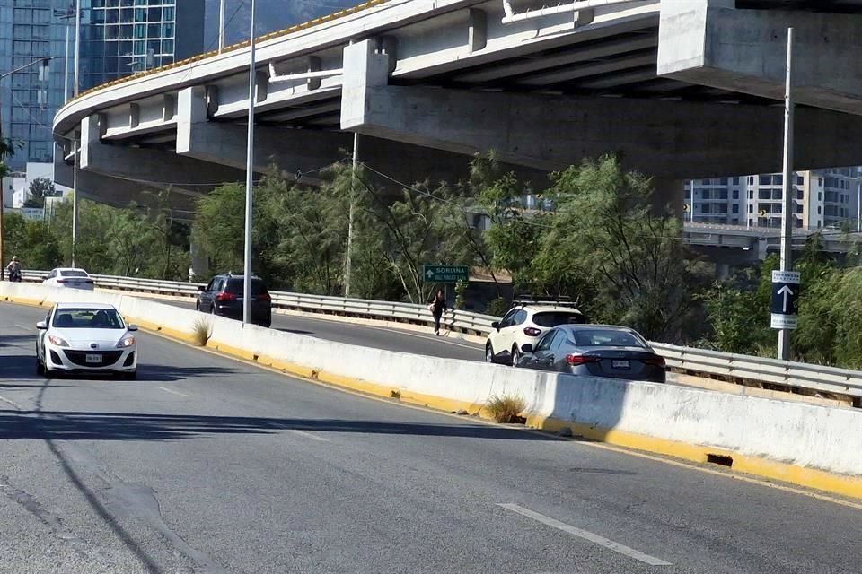 Las personas y los ciclistas deben avanzar por acotamientos, sobre el arroyo de circulación o por tramos de terracería, lo que pone en peligro su integridad física.