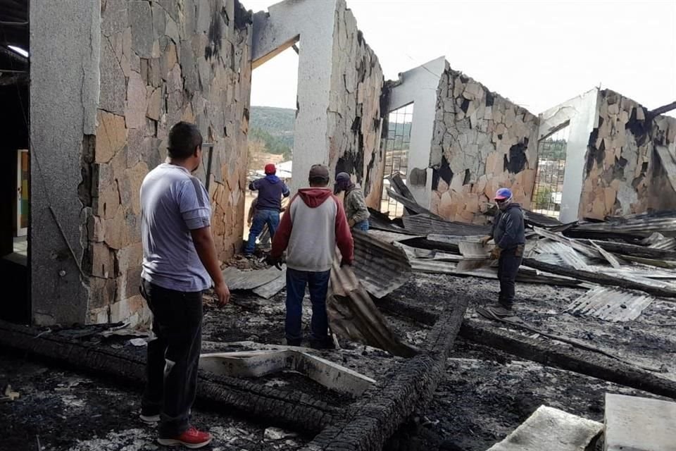 Habitantes de la zona trabajan en la reconstrucción del lugar.