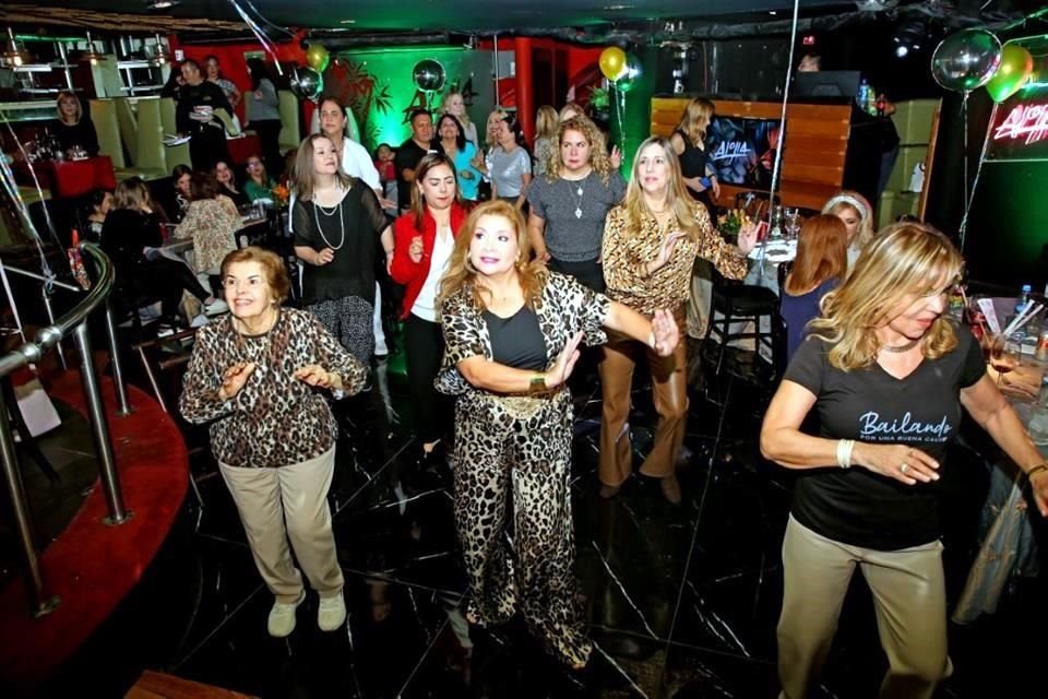 Alrededor de 70 mujeres se reúnen en el Aloha Sushi  Bar Lounge para bailar por una buena causa: recaudar fondos que permitan apoyar a una joven que está delicada de salud