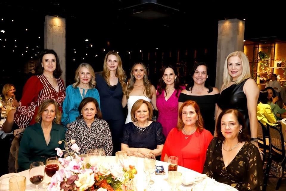 Bertha Vidaurri, Sara Zambrano, Gaby Oyervides, la novia, Silvia Torres de Murillo, Gaby Santos, Claudia Martínez, Gisselle Irías, Lety de Torres, Silvia de Torres, Claudia González y Malena Cantú