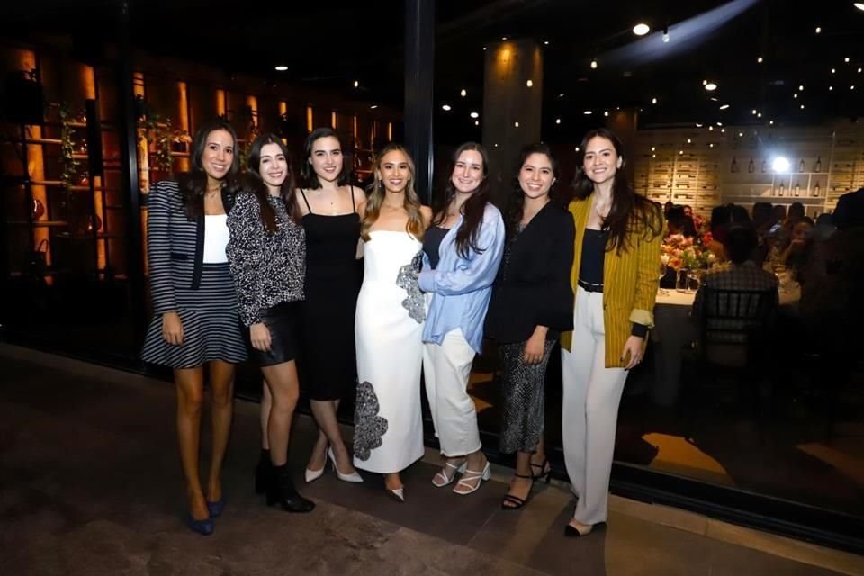 La novia con un grupo de amigas