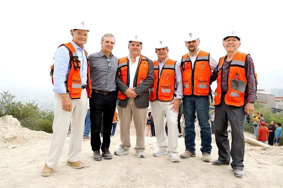 Alejandro Páez Aragón,  presidente del Patronato, con parte del equipo