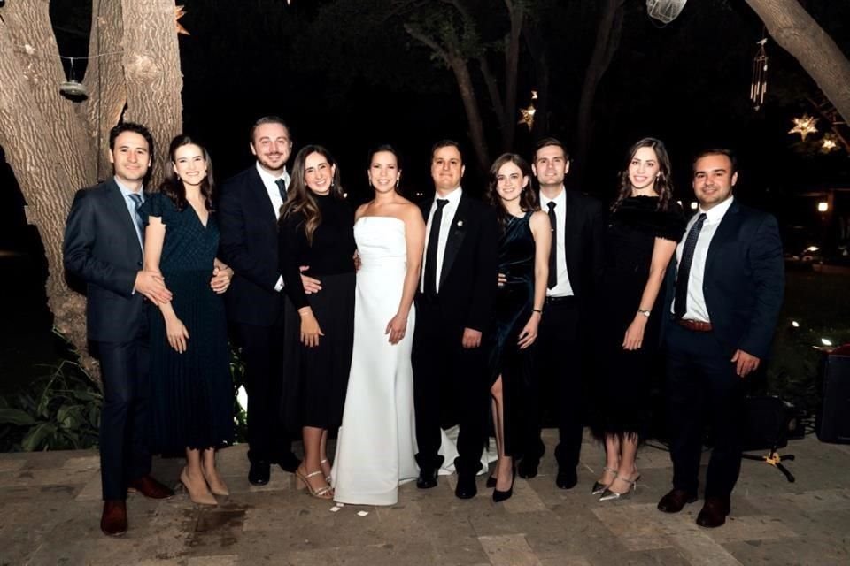 AMIGOS DE LOS NOVIOS. Rubén José Ortiz, Mariana Sada, David Andrés Fernández, María Fernanda Argüelles, LOS NOVIOS, Nancy Elizondo, Diego Valadez, Verónica Fernández y Fernando Benavides