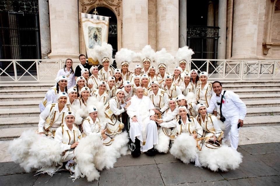 'Matachinas NSRA' danzan ante el Papa Francisco, en el Vaticano.