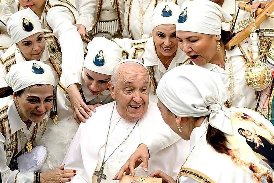 Norma Treviño de Deschamps, Mayra Lozano de Martínez y Maty Sánchez de Montiel con el Papa Francisco