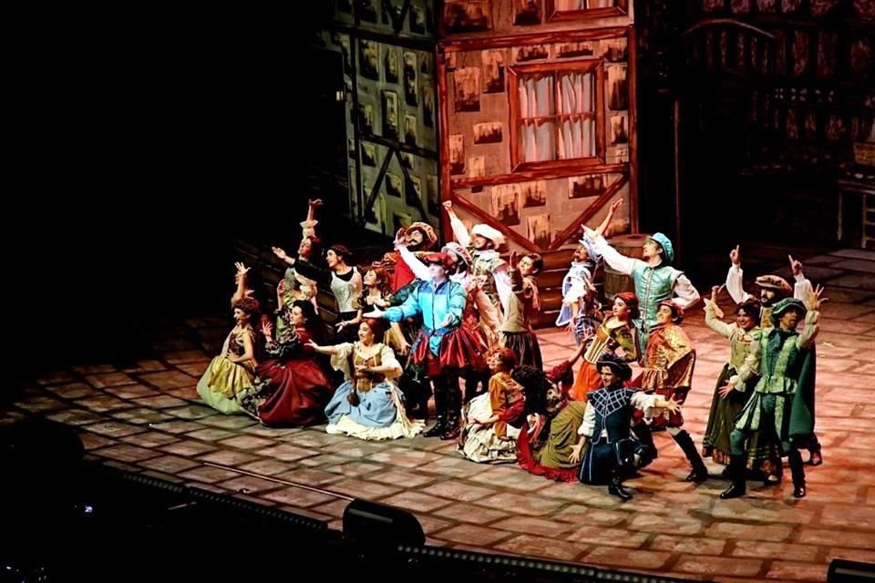 Alumnos del Tec de Monterrey presentan por primera vez en México, la comedia musical de Broadway 'Something Rotten!', con cinco funciones en el Auditorio Luis Elizondo
