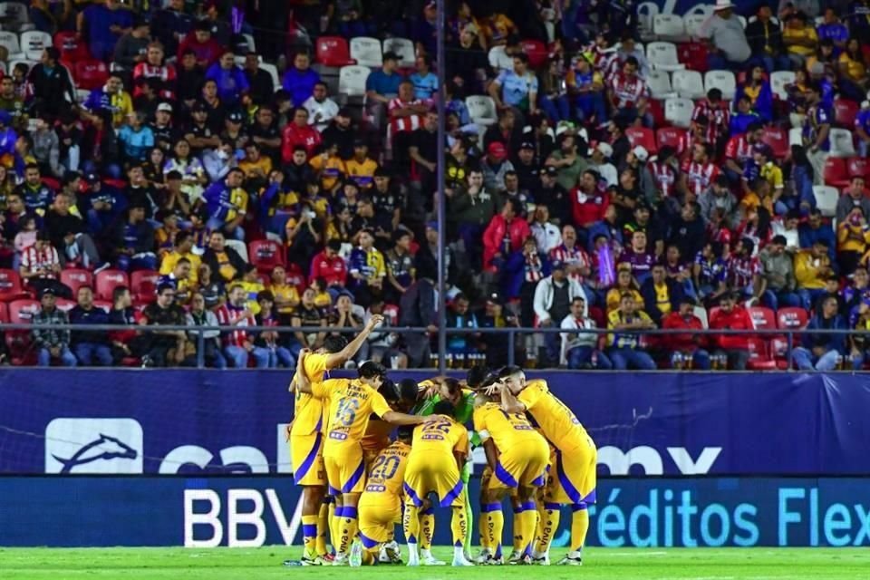 La última arenga entre los jugadores de Tigres antes del arranque del duelo.