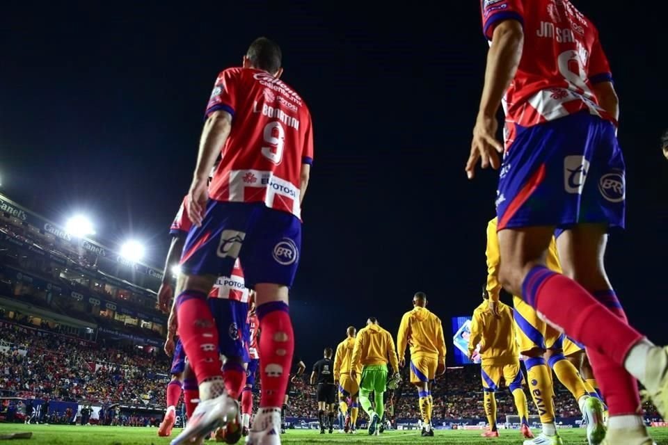 La salida a la cancha de ambos equipos para la ceremonia protocolaria de la Liga MX.