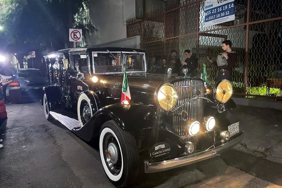 El cuerpo de Silvia Pinal salió del hospital Médica Sur rumbo a la funeraria en la que será velada el resto de la noche de este jueves.