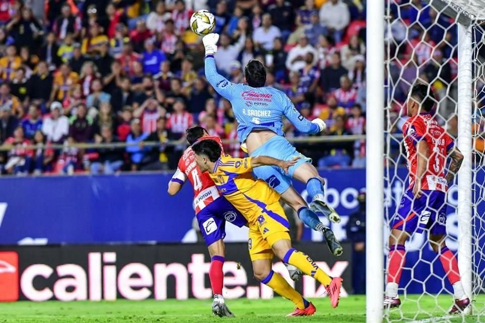 El arquero Andrés Sánchez congeló los intentos de gol de los jugadores de Tigres.