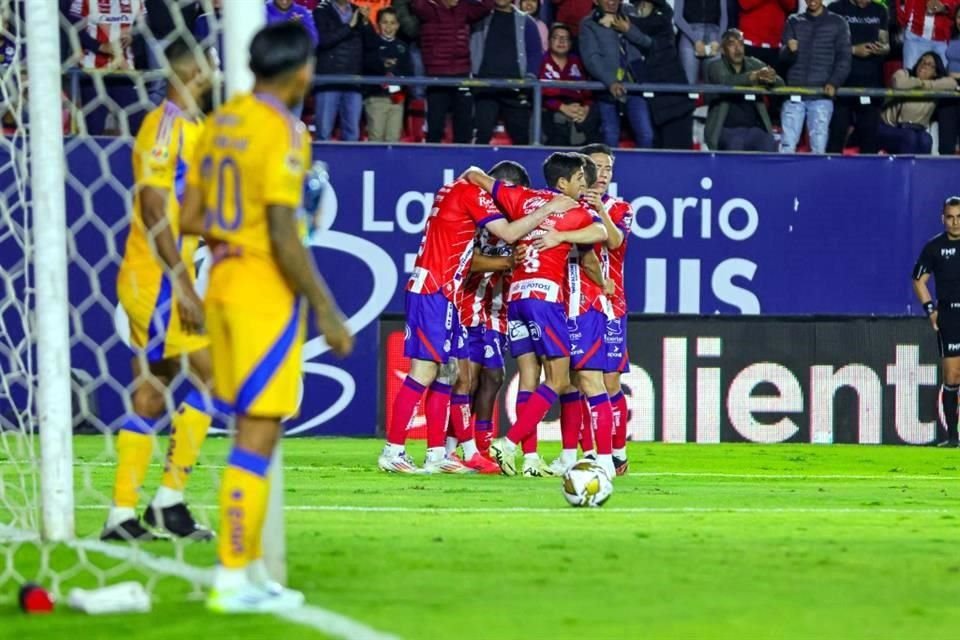 Jugadores del Atlético de San Luis festejan su primera anotación, un autogol de los felinos. 