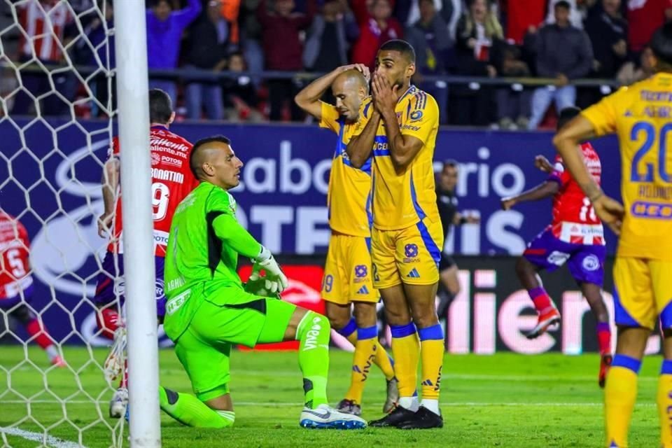 Joaquim Pereira lamenta clavar un gol en propia puerta, que abrió el camino del triunfo para el equipo potosino.