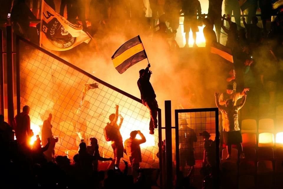 Barristas del Atletico de San Luis ingresaron bengalas al Estadio Alfonso Lastras, situación que prohíbe la Liga MX.