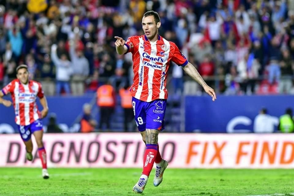 Leo Bonatini festeja su anotación, que fue el 2-0 para el San Luis.