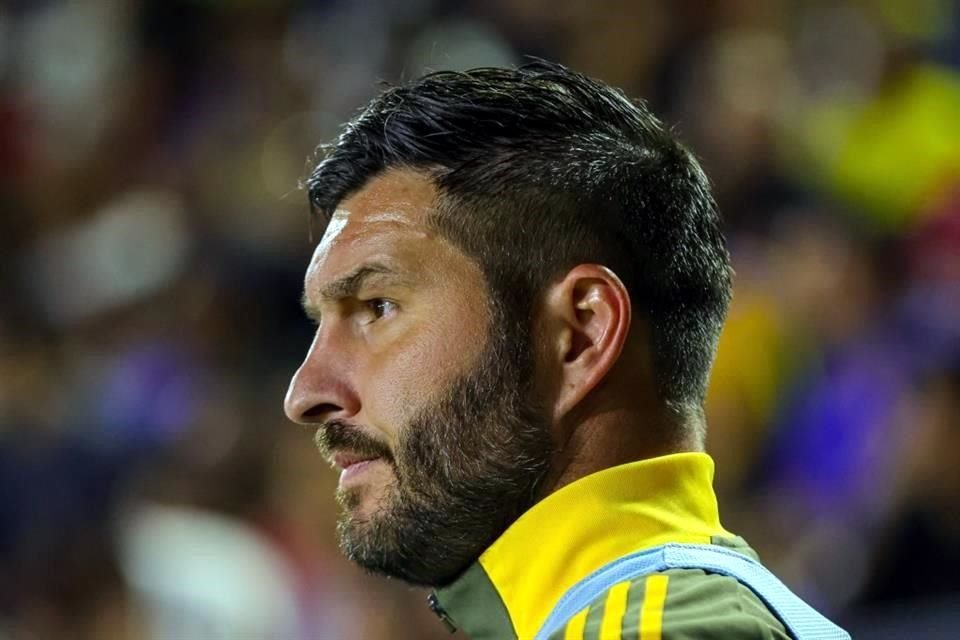 Andre-pierre Gignac vio el arranque del partido desde la banca.