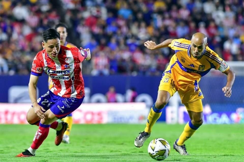 Guido Pizarro (izq.) fue superado en la tercera anotación de los rojiblancos.