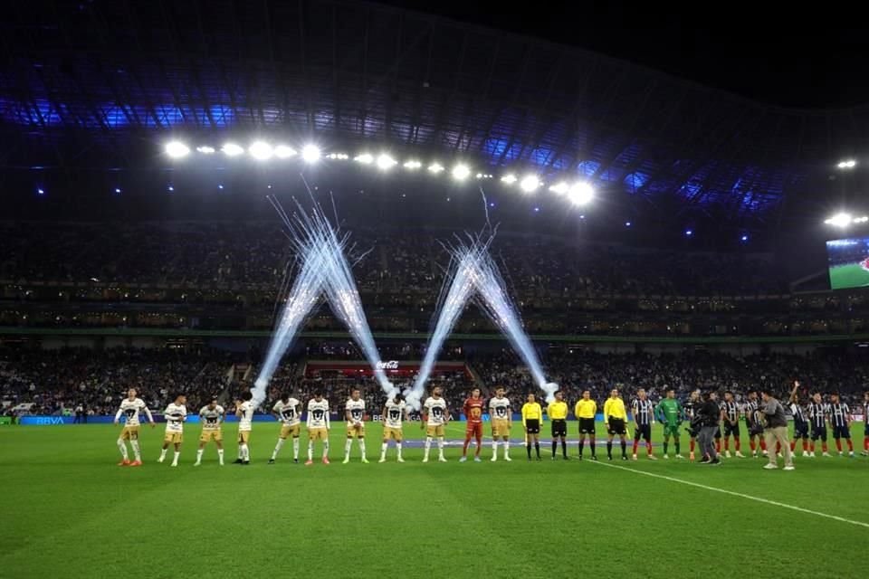 Gran entrada en el Estadio Monterrey.