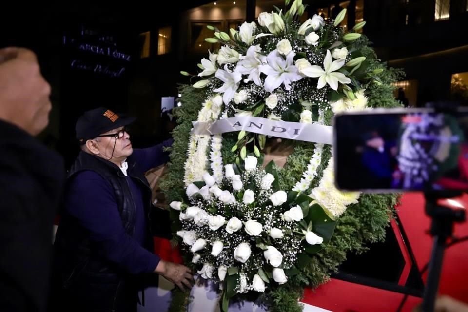 Llega Corona de la Asociación Nacional de Intérpretes, a la Funeraria J García López Pedregal, donde se velarán los restos de la actriz Silvia Pinal.