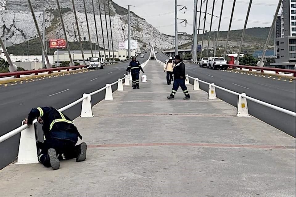 Trabajadores de Servicios Públicos municipales realizan mantenimiento al área peatonal del Puente Atirantado.