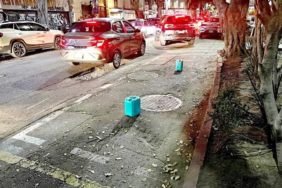 Con botes y cintas se delimitan los espacios que son ofrecidos para estacionar vehículos en calles de la Colonia Juárez.