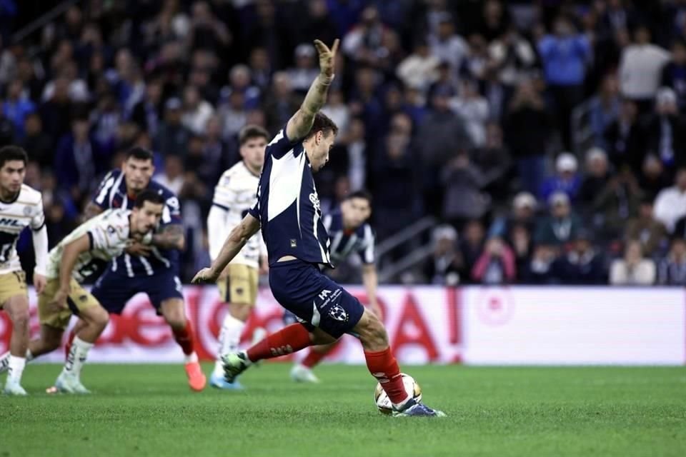 Sergio Canales definió con maestría un penal con el que Rayados derrotó  1-0 a Pumas en la ida de los Cuartos de Final.