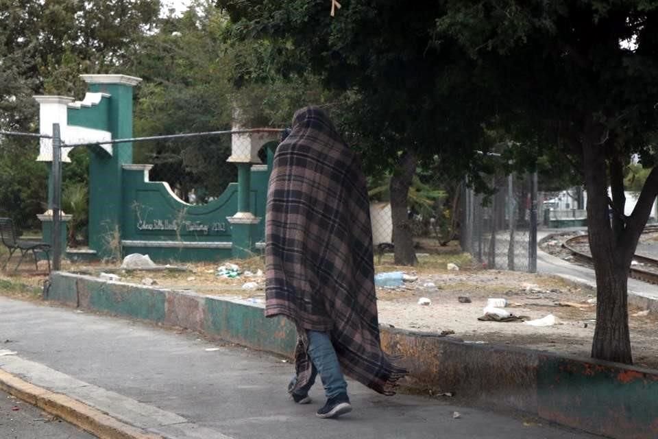 Para mitigar el frío que se presentó ayer, los ciudadanos sacaron hasta las cobijas.   