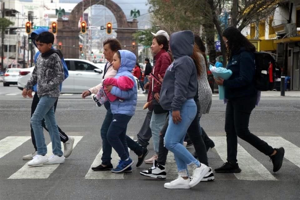 Ante los 9 grados que se presentaron ayer, los regios ayer sacaron las chamarras.