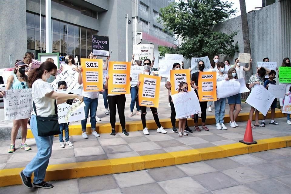 Padres de familia y niños exigieron la reapertura de escuelas con una protesta frente al Congreso del Estado, el mes pasado.