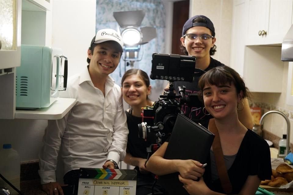 Equipo de producción del cortometraje Olivia En El Interior, dirigido por Alondra Villarreal López.