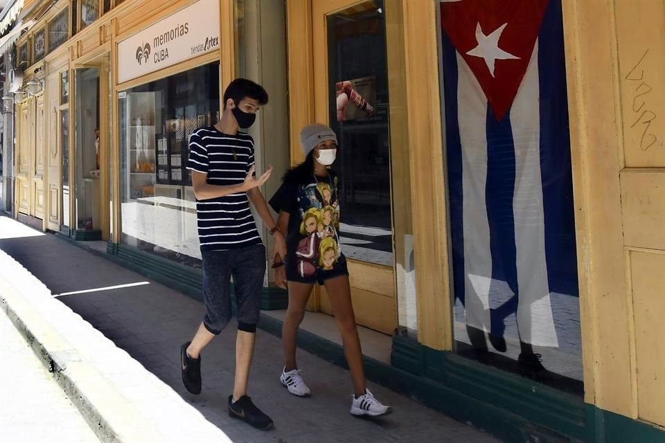 Personas caminan por una calle, en La Habana, capital de Cuba, el 31 de julio de 2021.