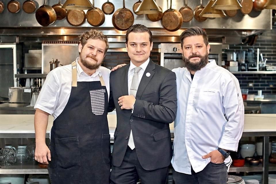 Daniel Rivera-Río es chef repostero, 29 años. Patricio Rivera-Río es sommelier y maître, 31 años Rodrigo Rivera-Río es chef, 37 años 