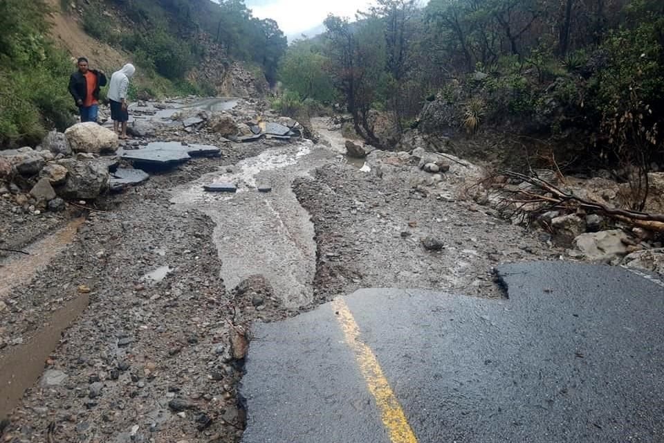 Habitantes de la Sierra de Santiago reportaron deslaves que han afectado vías de acceso a diversas comunidades.