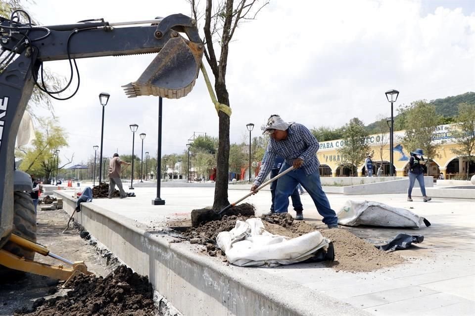 Entre los últimos trabajos están los de jardinería en la obra.