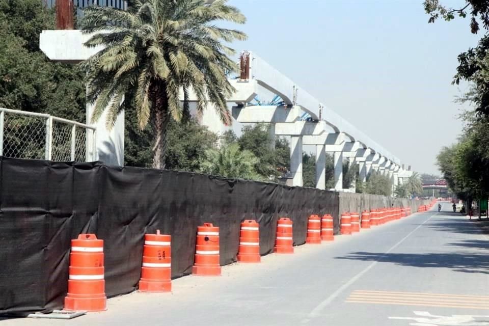 Extensas áreas dentro del Parque Fundidora se encuentran cerradas con mallas y trafitambos.