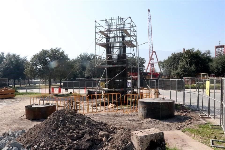 Los trabajadores en el área de Fundidora son escasos, y sólo realizan labores menores.