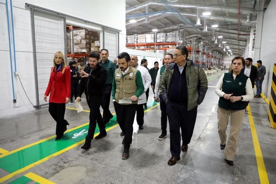 El Gobernador Samuel García y el director nacional del IMSS, Zoé Robledo, recorrieron la ampliación de la bodega.