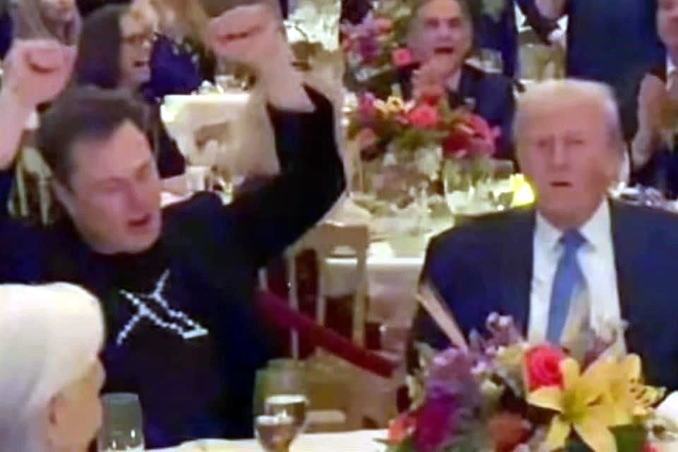 Musk baila sentado en la mesa con Trump durante la cena por el Día de Acción de Gracias en Mar-A-Lago.