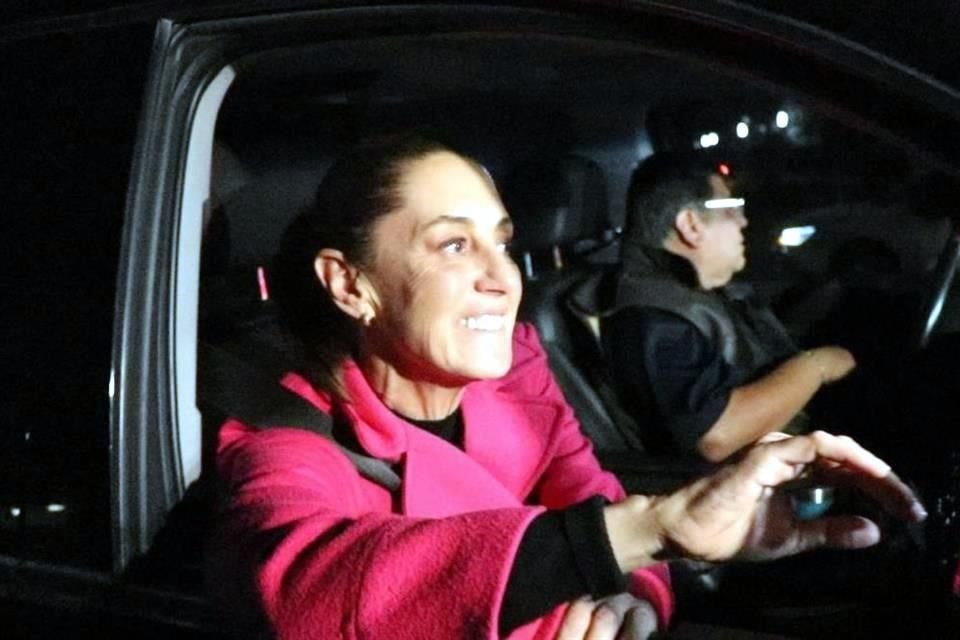 Claudia Sheinbaum llegó a la Séptima Zona Militar para iniciar su primera gira como Presidenta en Nuevo León.