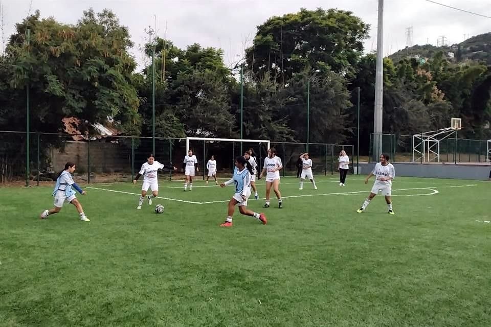 Las participantes en la clínica recibieron entrenamientos basados en metodologías de la Fundación Real Madrid.