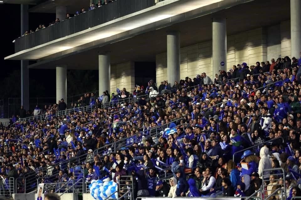 Seguidores del Tec de Monterrey, y otro sector que apoyo a Auténticos, llenaron las tribunas del Estadio del Tec.