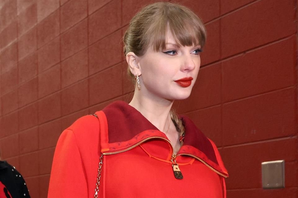 Taylor Swift regresó a las gradas para apoyar a Travis Kelce con un collar '87' en el partido de los Chiefs contra los Raiders.