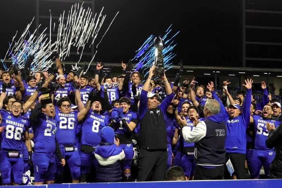 Observa los festejos de los Borregos tras coronarse tricampeones de la ONEFA a costa de los Auténticos Tigres.