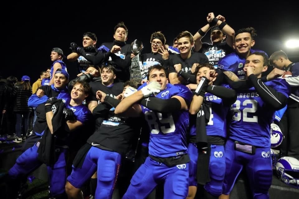 Observa los festejos de los Borregos tras coronarse tricampeones de la ONEFA a costa de los Auténticos Tigres.