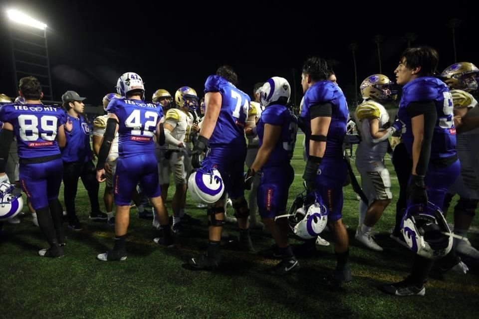 Observa los festejos de los Borregos tras coronarse tricampeones de la ONEFA a costa de los Auténticos Tigres.