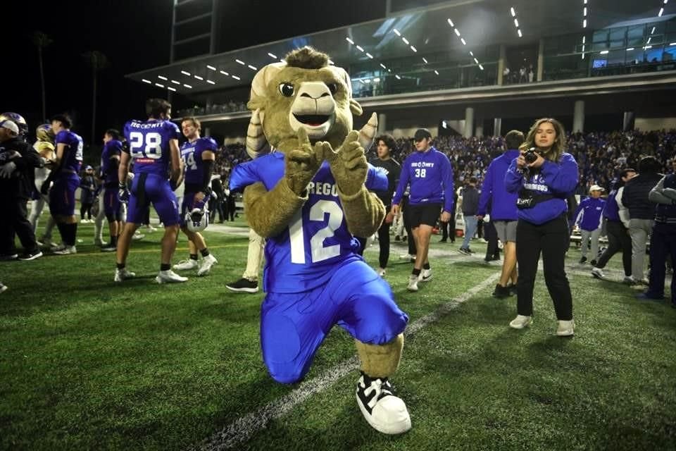 Observa los festejos de los Borregos tras coronarse tricampeones de la ONEFA a costa de los Auténticos Tigres.