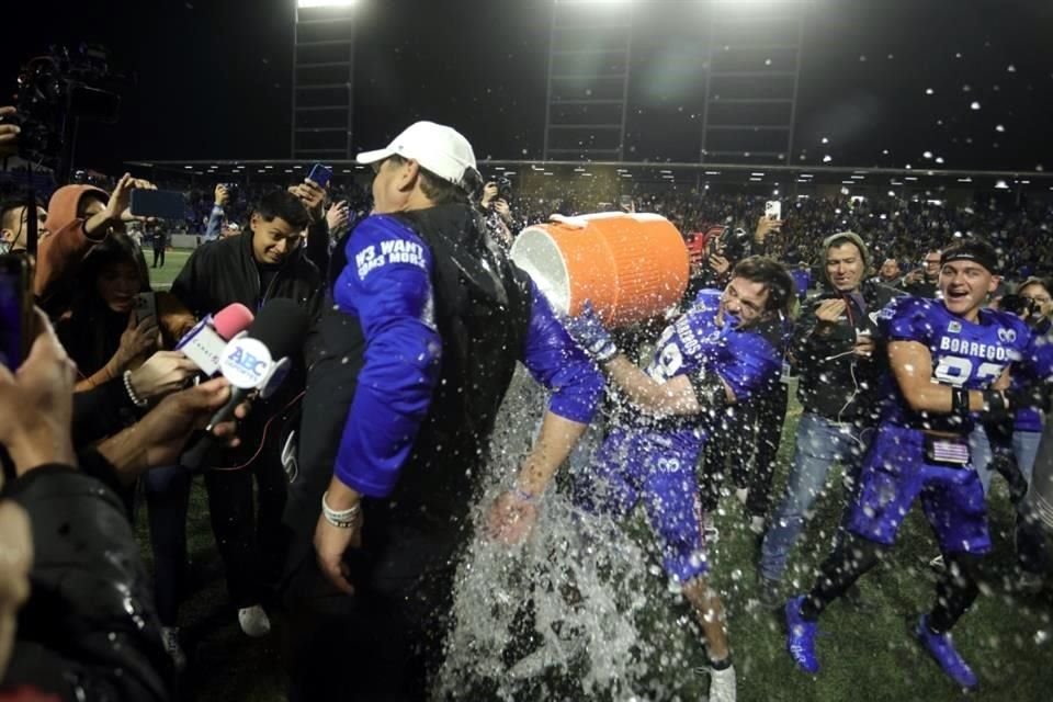 Observa los festejos de los Borregos tras coronarse tricampeones de la ONEFA a costa de los Auténticos Tigres.