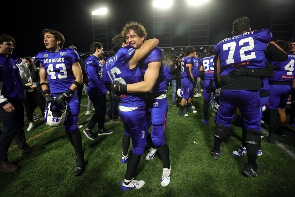 Observa los festejos de los Borregos tras coronarse tricampeones de la ONEFA a costa de los Auténticos Tigres.